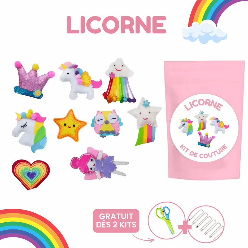 Un Kit de Couture Enfants "Licorne" avec une trousse rose et des créations en feutrine colorées, dont des licornes, étoiles, arcs-en-ciel, cœur, couronne et nuage. Inclut aussi des outils de couture et des Porte-clés à Faire Soi-Même.