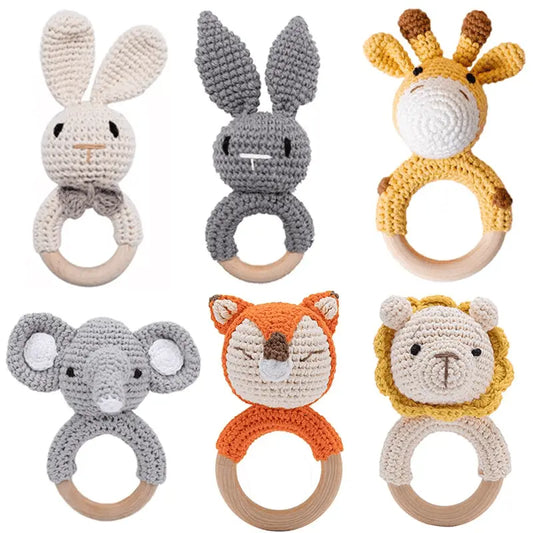 Découvrez six adorables « Anneaux de dentition Animaux – bois et crochet » : un lapin beige, un lapin gris, une girafe jaune, un éléphant gris, un renard orange et un lion beige. Chacun est doté d'un anneau en bois pour une prise en main facile et est parfaitement conçu pour le plus grand plaisir des petits.