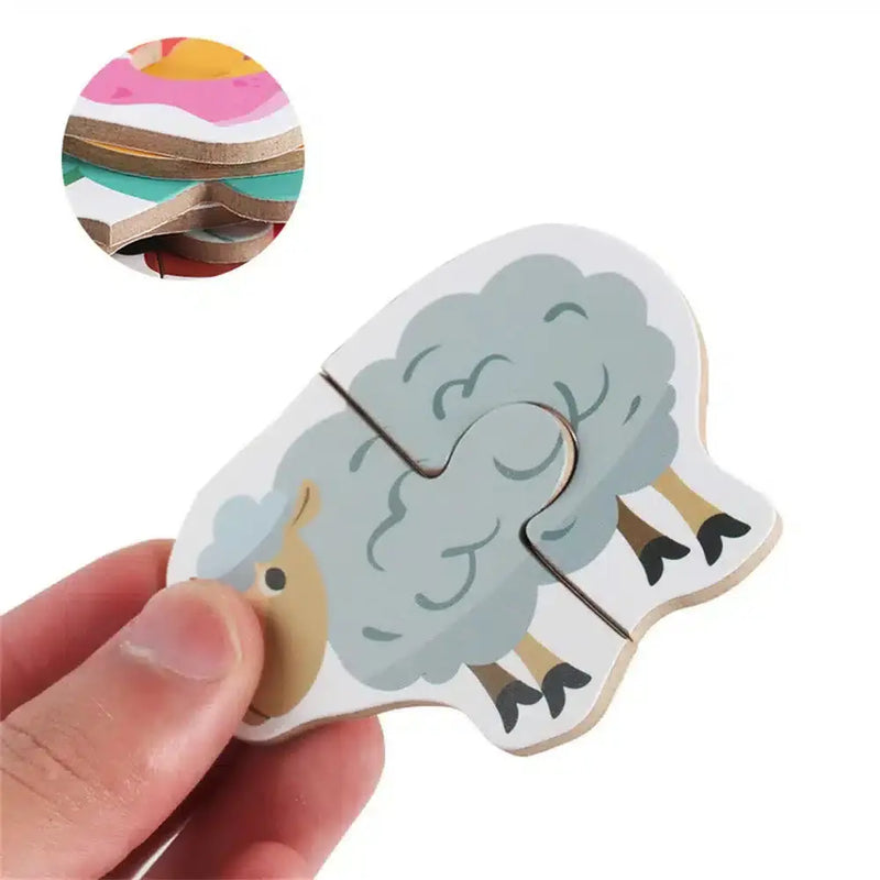 Une personne tenant un puzzle en bois avec un mouton dessus.