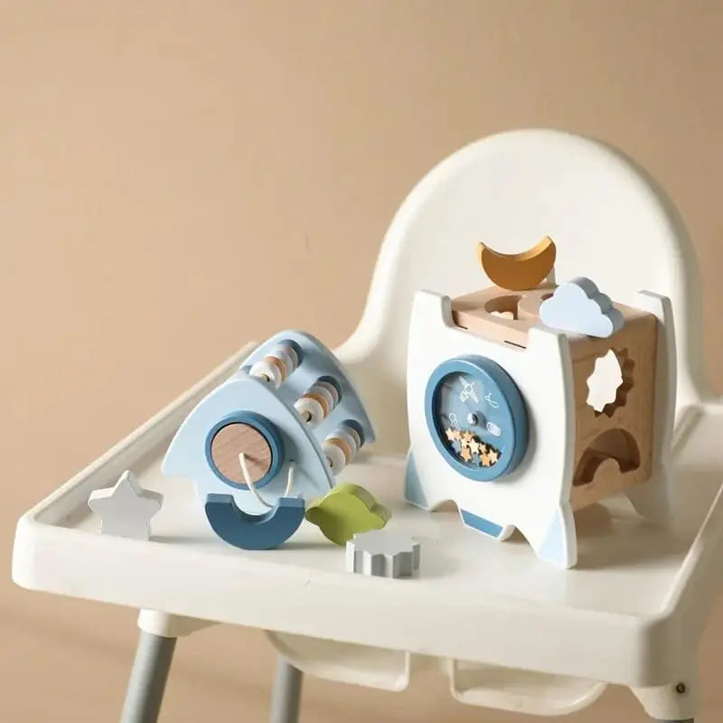 Une chaise haute en bois avec des jouets dessus.