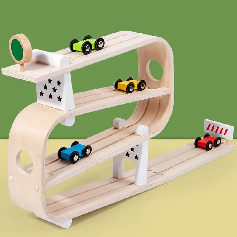 Une piste de jouets en bois avec des voitures dessus.