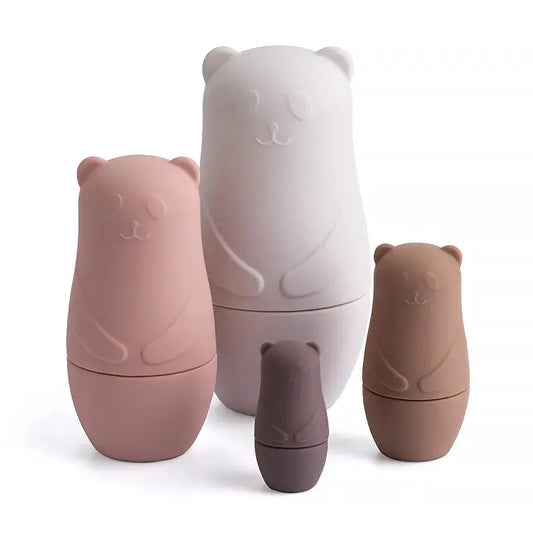 Un ensemble de trois tasses en forme d'ours sur fond blanc.