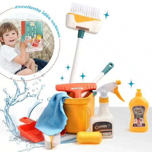 Le Set de Ménage pour Enfants - Imitation Nettoyage - 12 pièces comprend un balai, un vaporisateur, une éponge, un chiffon et des produits nettoyants. En arrière-plan, un garçon apprécie cet ensemble. L'inscription « Excellente idée cadeau » est disponible en français.