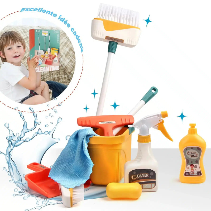Le Set de Ménage pour Enfants - Imitation Nettoyage - 12 pièces comprend un balai, un vaporisateur, une éponge, un chiffon et des produits nettoyants. En arrière-plan, un garçon apprécie cet ensemble. L'inscription « Excellente idée cadeau » est disponible en français.