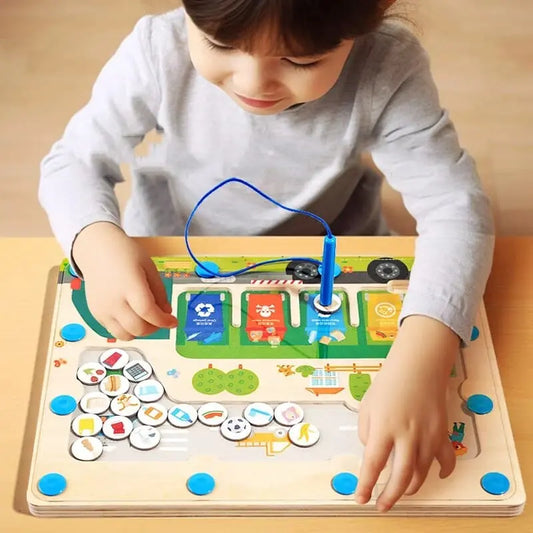 Une petite fille joue avec un puzzle en bois.
