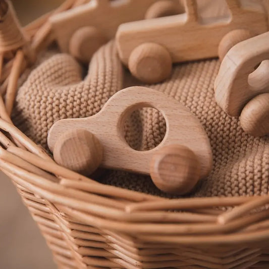 Un panier rempli de petites voitures en bois et Anneau de Dentition en Bois - Voitures.