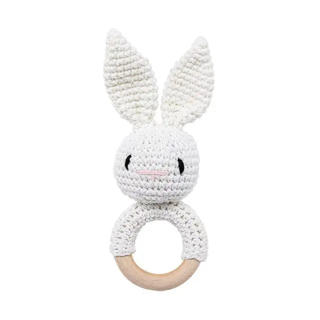 L'Anneau de dentition Animaux – bois et crochet est un charmant hochet lapin crocheté avec des oreilles blanches, un visage brodé et un anneau en bois, mêlant l'art du crochet au bois naturel pour une touche apaisante.