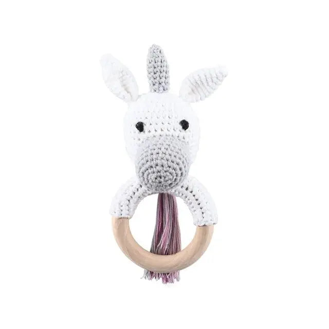 Découvrez les Anneaux de dentition Animaux – bois et crochet : un anneau de dentition licorne crocheté avec une tête, des oreilles et une crinière blanches et grises. Idéal pour les tout-petits qui découvrent la magie des anneaux de dentition.