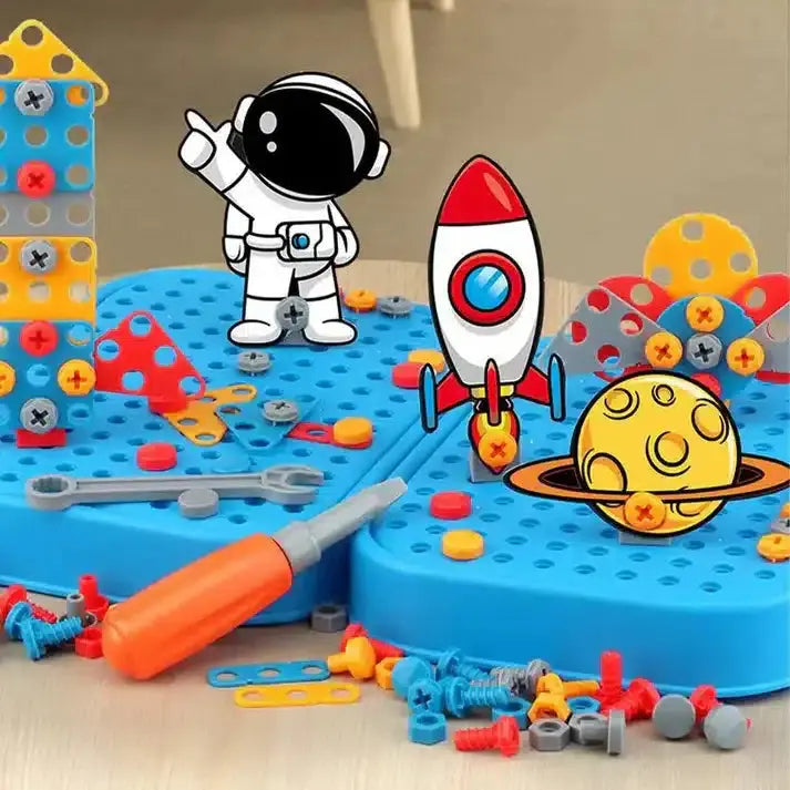 La Boîte à outils Montessori munie d'une visseuse à piles comprend une base bleue, des vis colorées et une clé à molette pratique pour un jeu sans fin. Elle représente un astronaute, une fusée et une planète de dessin animé pour inspirer le jeu imaginatif ; idéale pour les jeunes constructeurs qui explorent leur univers.