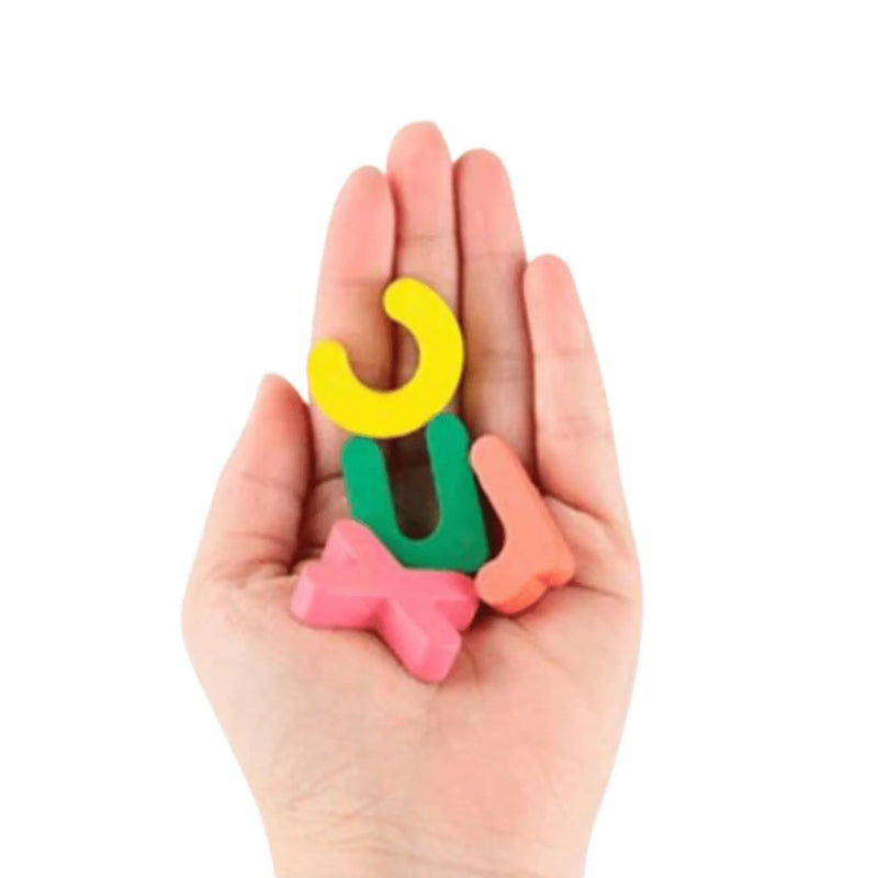 Une main tient quatre lettres en mousse vibrantes : un C jaune, un U vert, un X rouge et un T rose. Ces lettres colorées évoquent les outils Planche Montessori – Math et anglais, apparaissant sur un fond blanc pour engager les jeunes apprenants dans des activités d'anglais amusantes.