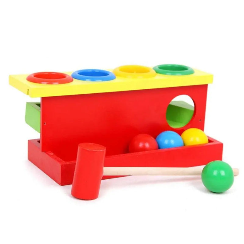 Jeu à Marteler en Bois 4 Couleurs : Un jouet en bois avec un marteau et des balles en 4 couleurs.