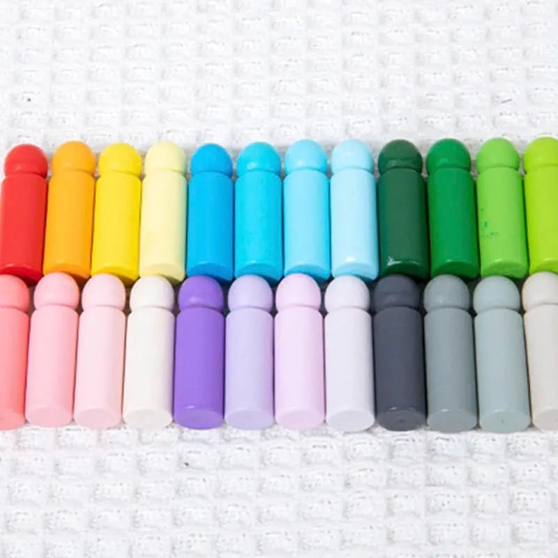 Une collection de Jeux de Pions en Bois - Assemblage des Couleurs sur une surface vierge.
