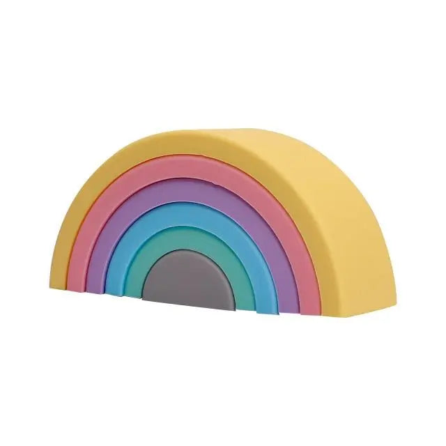 Jouet empilé Arc en ciel en forme d'arc-en-ciel avec des arches jaunes, roses, violettes, bleues et grises en silicone lisse, parfait pour un environnement d'apprentissage inspiré de Montessori.