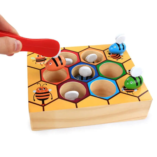 Ruche à abeilles Montessori avec pince avec une cuillère et des abeilles.