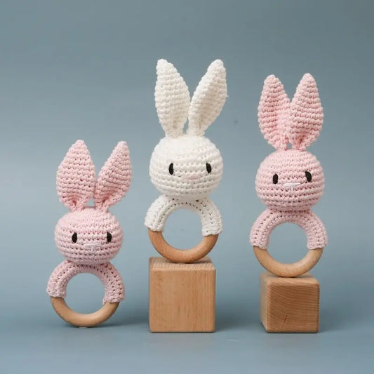 Trois jouets Hochet en Bois Lapin Tricoté.