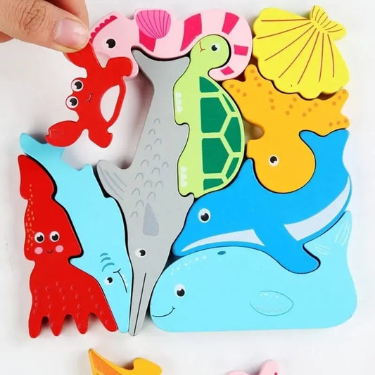 Une personne tient un puzzle Tangram Animaux Marins.