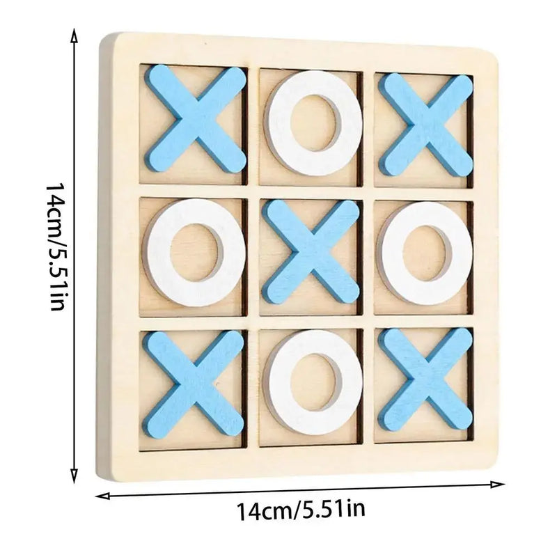 Un Tic Tac Toe en bois avec des pièces bleues et blanches.