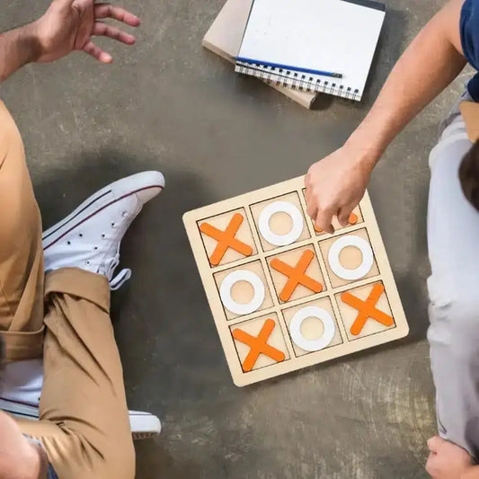 Deux hommes jouant au Tic Tac Toe en bois.
