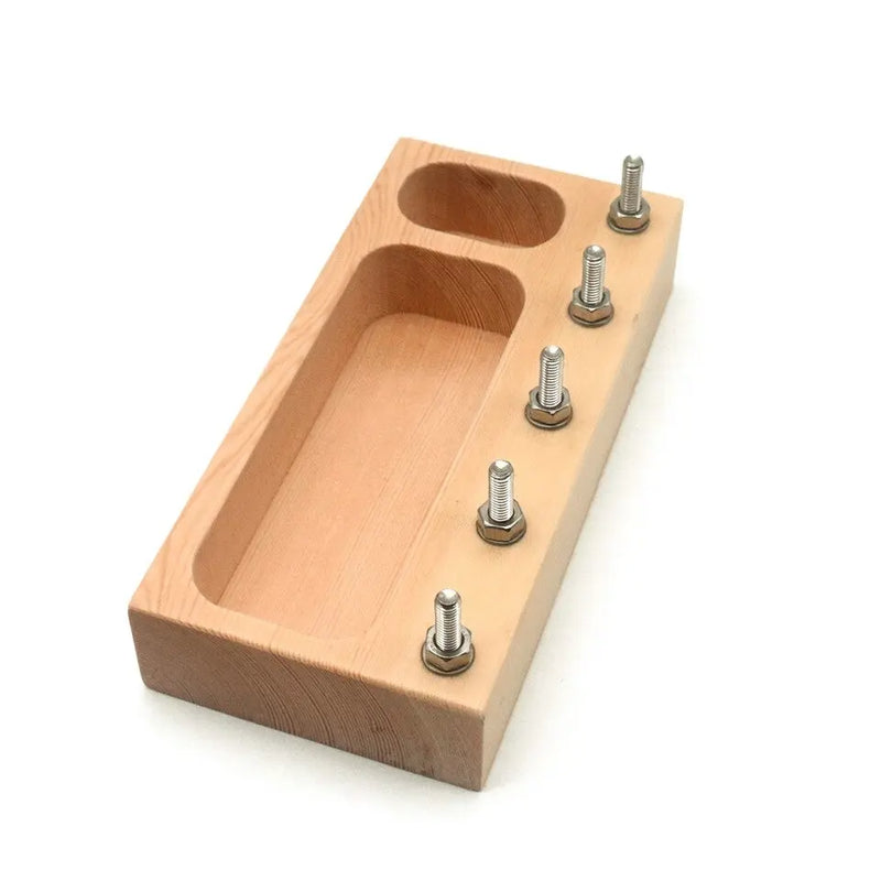 Un support en bois avec quatre vis pour le produit Vrai Outils pour Enfants à Vissers.