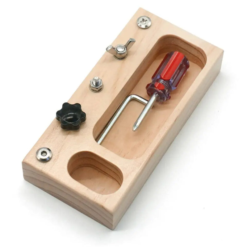 Une boite en bois avec Vrai Outils pour Enfants à Visser dedans.