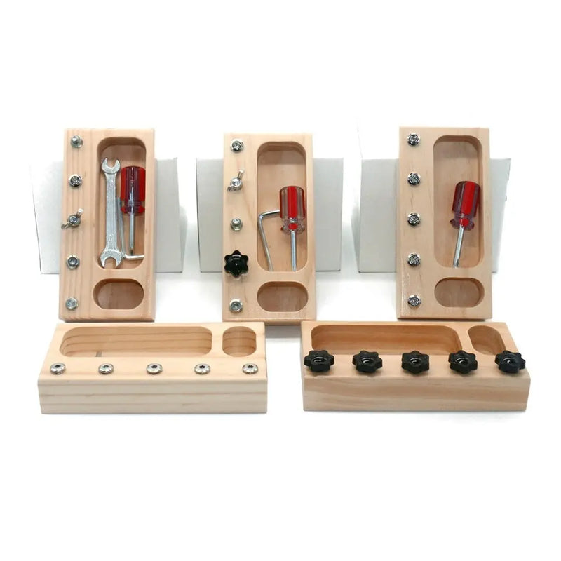 Un ensemble de Vrai Outils pour Enfants à Visser en bois avec vis et clés à molette.