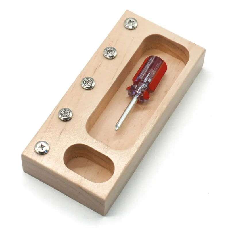 Un porte-outils en bois avec un tournevis, spécialement conçu pour les enfants, dans le cadre du Vrai Outils pour Enfants à Vissers.