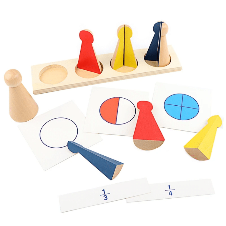 Les Quilles d’apprentissage des fractions sont un ensemble d’apprentissage en bois avec des pièces colorées en forme de cône, des étiquettes de fractions et des cartes illustrées pour les fractions comme 1/3 et 1/4, rendant l’apprentissage des fractions à la fois attrayant et amusant.