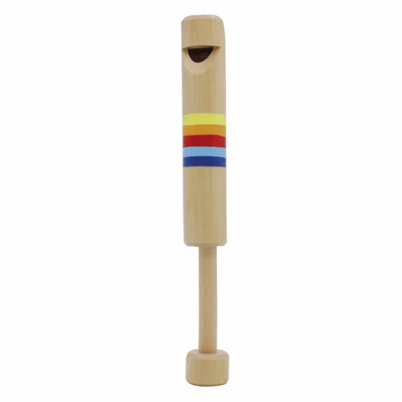 La « Flûte en bois Montessori » est un bâton de rythme en bois conçu avec un embout incurvé et comporte trois bandes vibrantes en rouge, jaune et bleu.