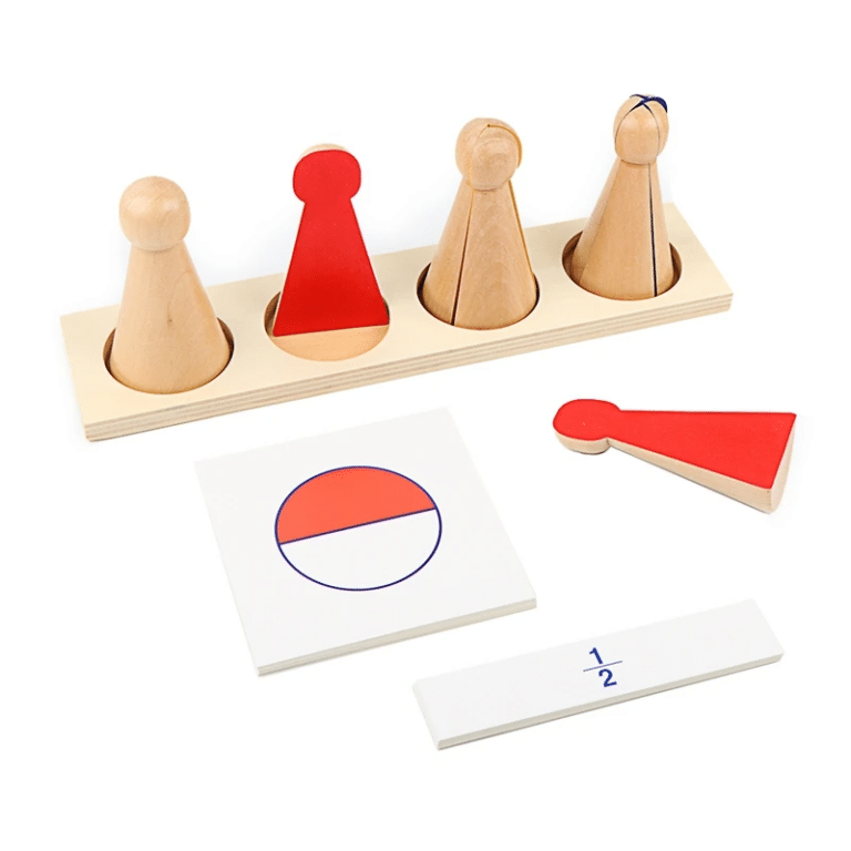 L'ensemble Quilles d'apprentissage des fractions comprend des cônes en bois, un triangle rouge, un cercle avec une moitié rouge et une carte blanche « 1/2 », le tout élégamment présenté sur un fond clair.