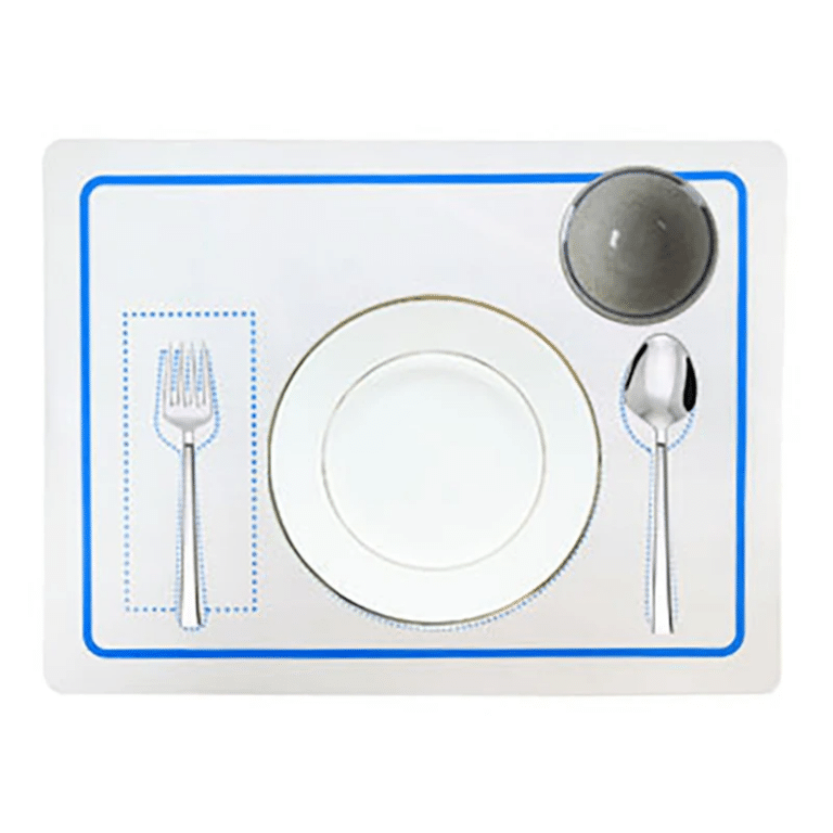 Le Set de table Montessori est un ensemble minimaliste comprenant une assiette blanche, une fourchette, une cuillère et une tasse sur un fond blanc et bleu calme.