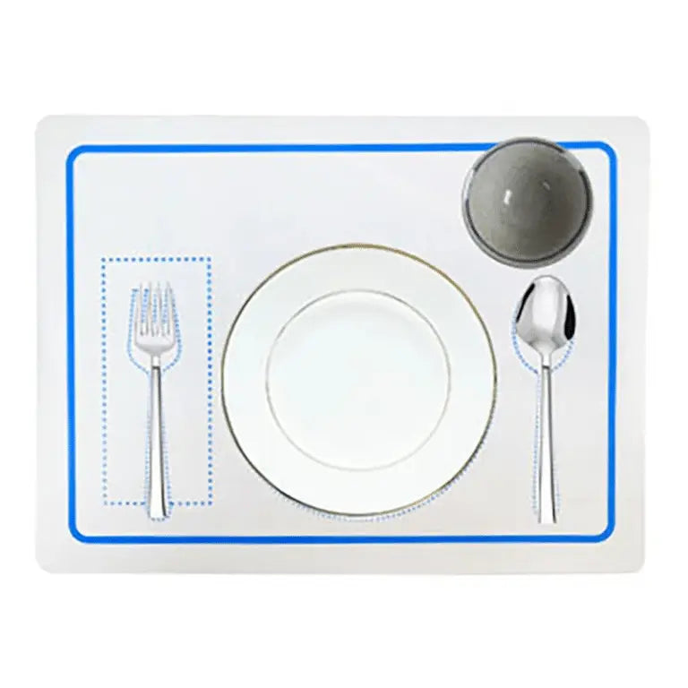 Le Set de table Montessori est un ensemble minimaliste comprenant une assiette blanche, une fourchette, une cuillère et une tasse sur un fond blanc et bleu calme.