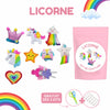 Un Kit de Couture Enfants "Licorne" avec une trousse rose et des créations en feutrine colorées, dont des licornes, étoiles, arcs-en-ciel, cœur, couronne et nuage. Inclut aussi des outils de couture et des Porte-clés à Faire Soi-Même.