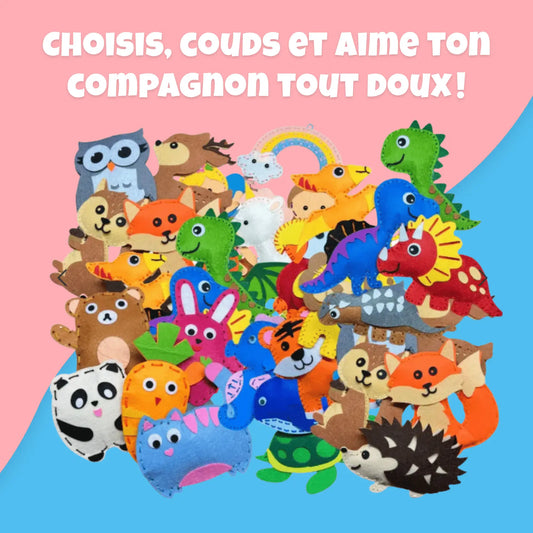Une pile de peluches colorées en feutre se détache sur un fond rose et bleu. Idéal comme Kit de Couture Enfants - Porte-clés à Faire Soi-Même en Sécurité ! "CHOISIS, COUDS ET AIME TON COMPAGNON TOUT DOUX !" apparaît en haut.
