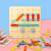 Le Jeu de construction Montessori à forme variable - Image à copier est un panneau perforé en bois avec des pièces colorées emboîtables pour construire une forme de camion, inspiré de Montessori, et comprend des pièces détachées ainsi qu'un livret d'instructions avec des images à copier.