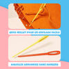 Deux grandes aiguilles en plastique arrondies et un tissu orange à trous larges permettent aux enfants d'enfiler leurs vêtements facilement et en toute sécurité. Le texte en français souligne les caractéristiques du Kit de Couture Enfants - Porte-clés à Faire Soi-Même en Sécurité.