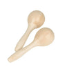 Deux maracas en bois clair avec poignées arrondies et dessus sphériques, placées côte à côte sur un fond blanc.