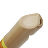 Gros plan sur l'embouchure de la Flûte en bois Montessori, ressemblant à une flûte à bec avec son sommet courbé et son orifice pour le canal d'air. Le bois clair présente une bande jaune-orange, idéale pour l'exploration musicale Montessori.