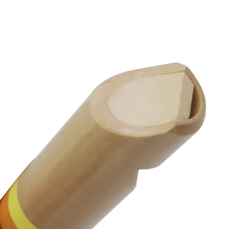 Gros plan sur l'embouchure de la Flûte en bois Montessori, ressemblant à une flûte à bec avec son sommet courbé et son orifice pour le canal d'air. Le bois clair présente une bande jaune-orange, idéale pour l'exploration musicale Montessori.