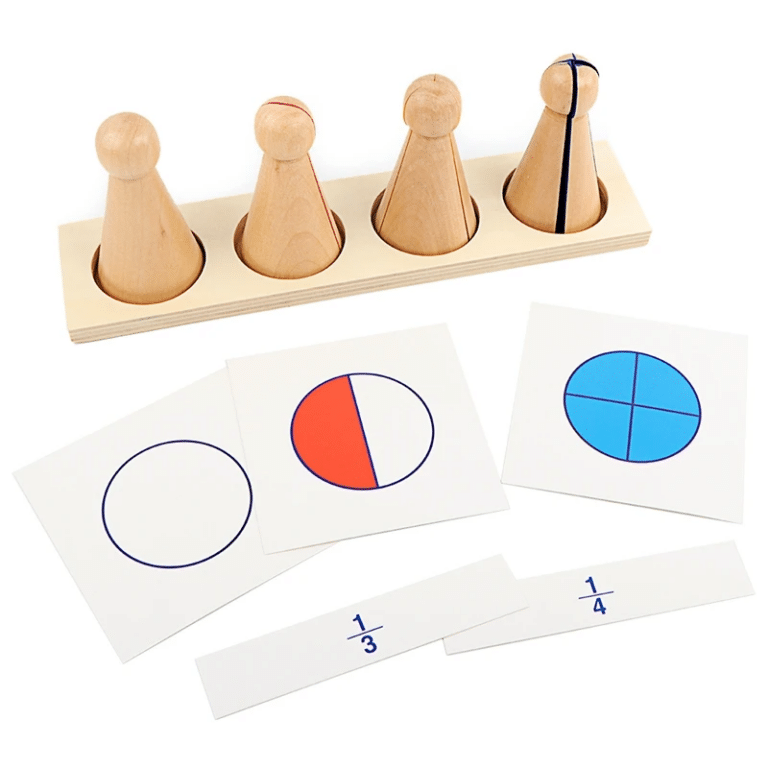 Les « Quilles d’apprentissage des fractions » sont un ensemble d’apprentissage des fractions en bois comprenant quatre tours en forme de cône, un support de base et des flashcards montrant des fractions circulaires et des valeurs numériques.