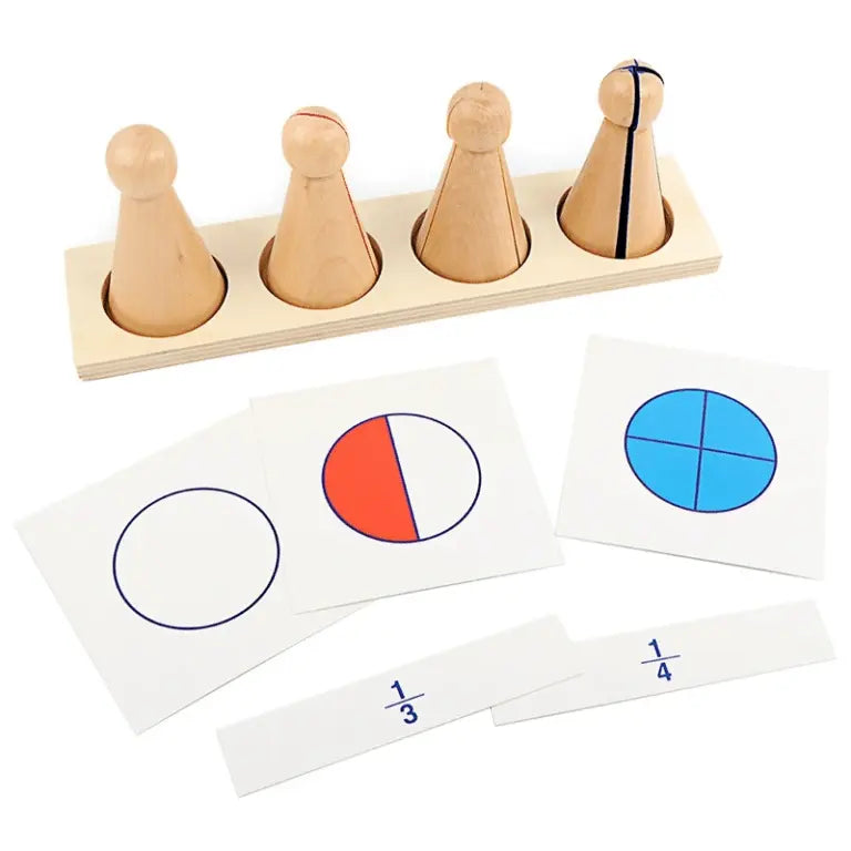 Les « Quilles d’apprentissage des fractions » sont un ensemble d’apprentissage des fractions en bois comprenant quatre tours en forme de cône, un support de base et des flashcards montrant des fractions circulaires et des valeurs numériques.