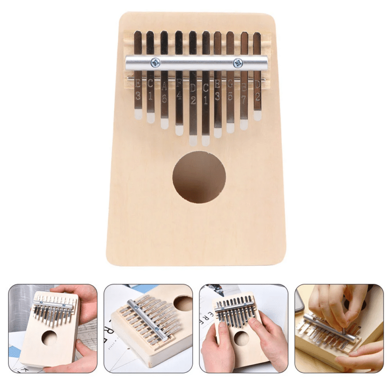 Kalimba en bois avec des lames en métal sur le dessus. Des images supplémentaires montrent des gros plans de l'instrument, des mains qui le jouent et un diagramme d'échelle.