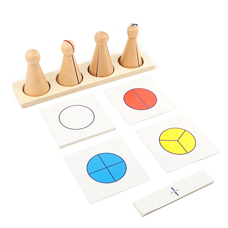 Les Quilles d’apprentissage des fractions sont un ensemble en bois comprenant quatre cônes, des cartes présentant des cercles de fractions colorés et une étiquette de fraction pour un apprentissage efficace des fractions.