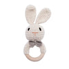 L'Anneaux de dentition Animaux – bois et crochet est un hochet lapin crocheté avec de longues oreilles, une poignée en anneau en bois et un nœud gris, parfait pour les petits.