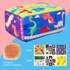 Boîte à Mouchoirs Magique rectangulaire et colorée avec des illustrations de dinosaures, un ensemble de foulards et des feuilles d'autocollants magiques aux motifs variés, le tout disposé sur un fond bleu et rose.