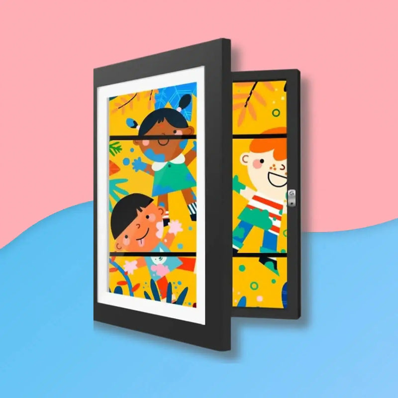 Cadre pour dessins d'enfant : exposez et stockez jusqu'à 150 créations au format A4. Affiche colorée avec trois enfants souriants sur fond jaune aux motifs ludiques. Coffret sécurisé à clé.