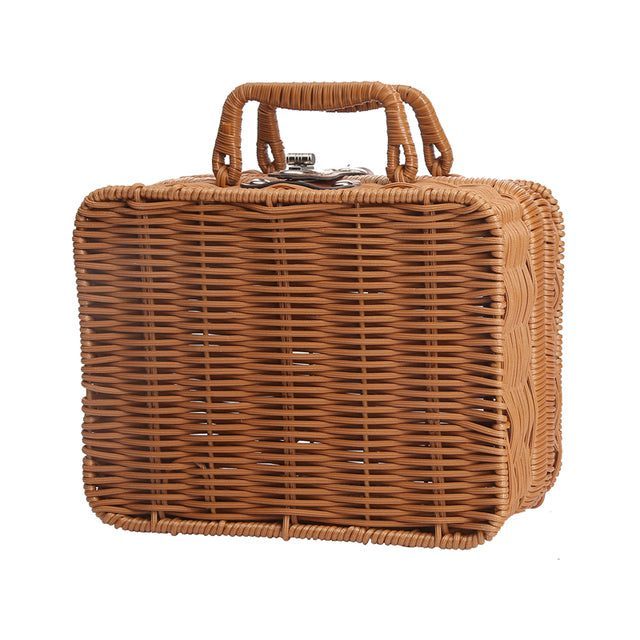 Une vue latérale du « Coffret naissance hochets bois » rectangulaire capture le charme de l'artisanat de l'osier, doté d'une poignée et d'un loquet comme une valise.