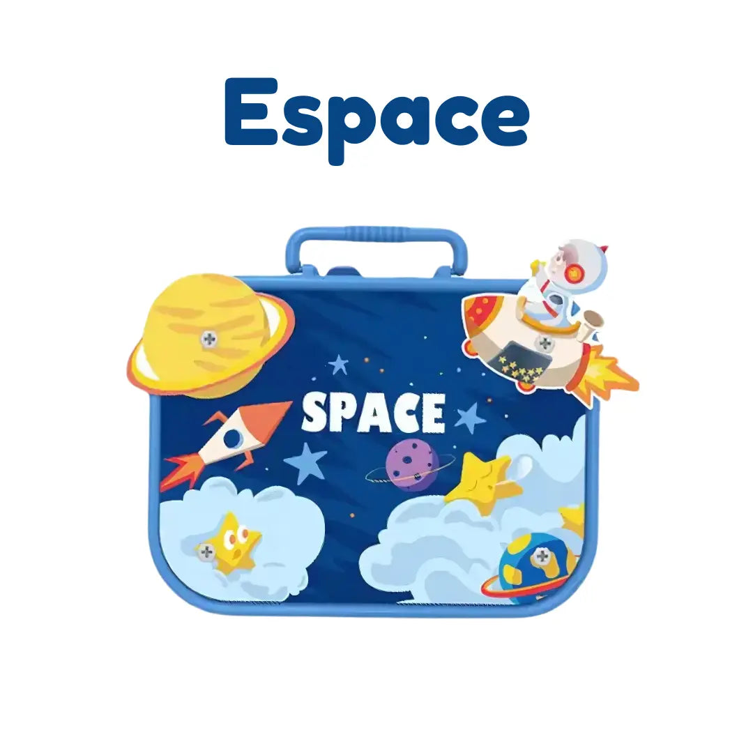 L'imagination des enfants s'envole avec la Boîte à outils Montessori, ornée d'illustrations sur le thème de l'espace, comme des fusées, des planètes et des étoiles sur une valise bleue. Le « SPACE » en gras au centre la rend idéale pour une aventure d'inspiration Montessori.