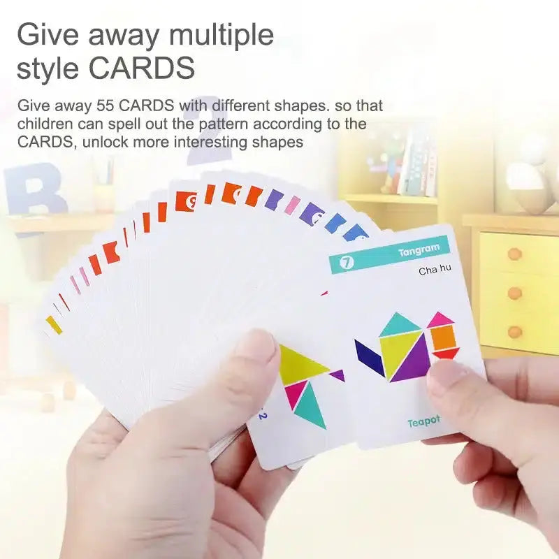 Une main tenant un jeu de cartes Tangram Magnétique de styles multiples.