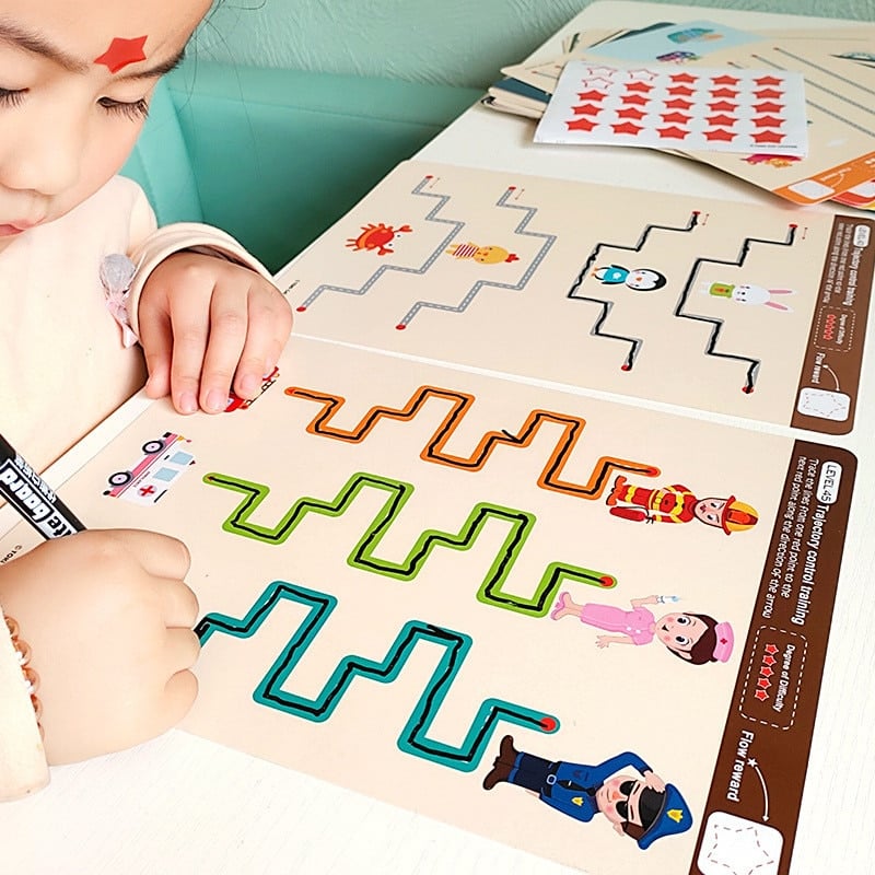 Une petite fille dessine sur un Livre d'Entrainement Suivi de Trajectoire.