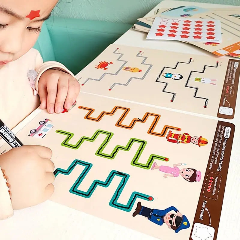 Une petite fille dessine sur un Livre d'Entrainement Suivi de Trajectoire.